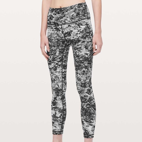 SOLD: lululemon Wunder Under High-Rise 7/8 Tight • Size 6 • Luxtreme - Picture 7 of 9